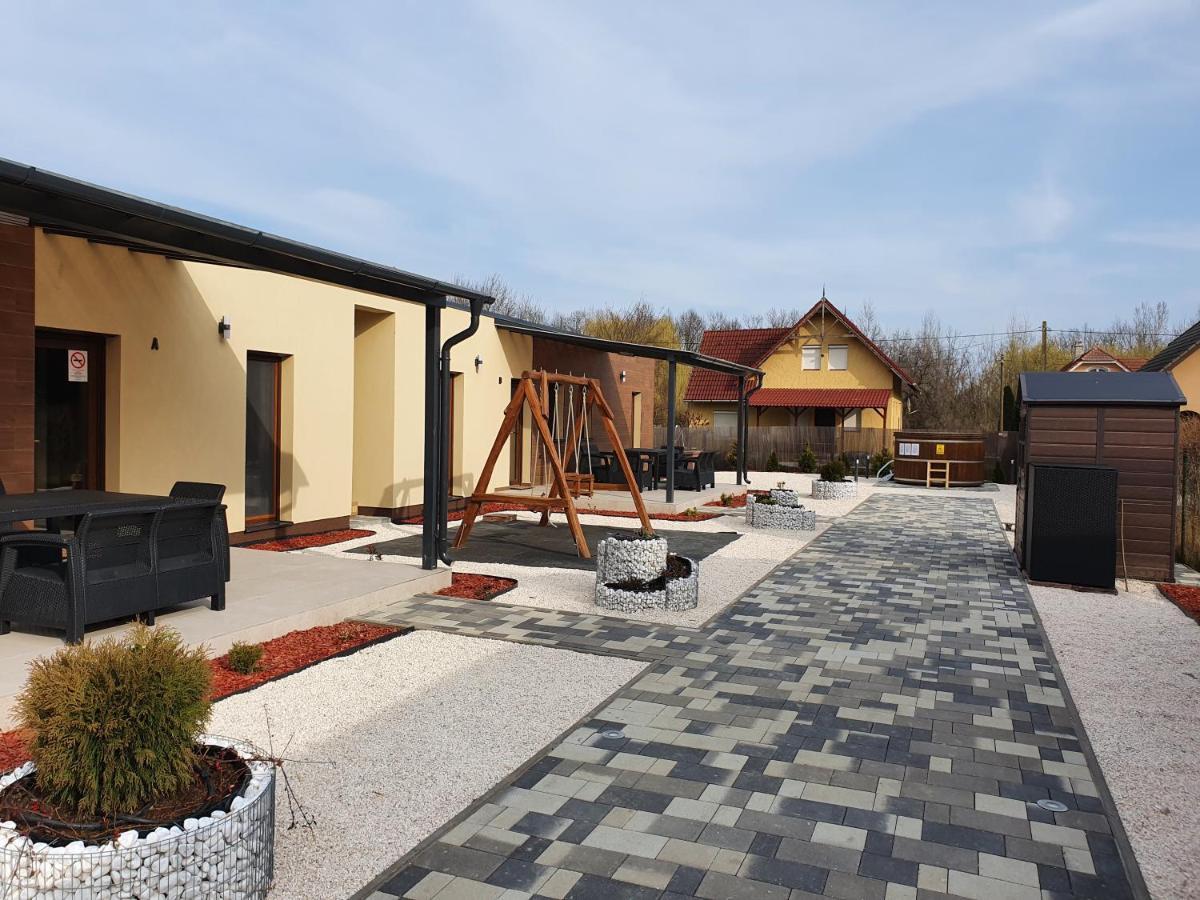 H&H Apartments Poroszló Exterior foto