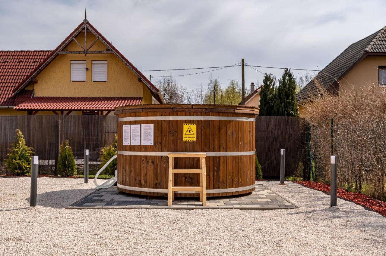 H&H Apartments Poroszló Exterior foto